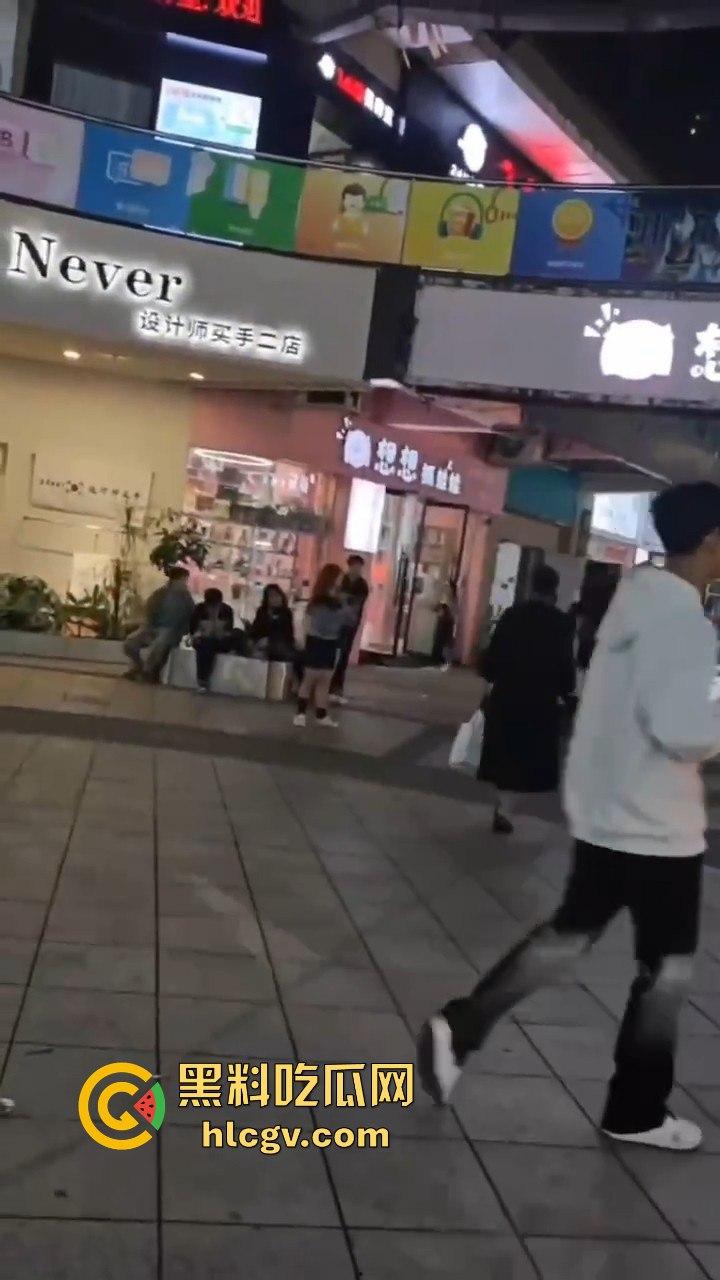 温州龙港财富广场精神小妹街头开打,围观群众看得热闹非凡-1