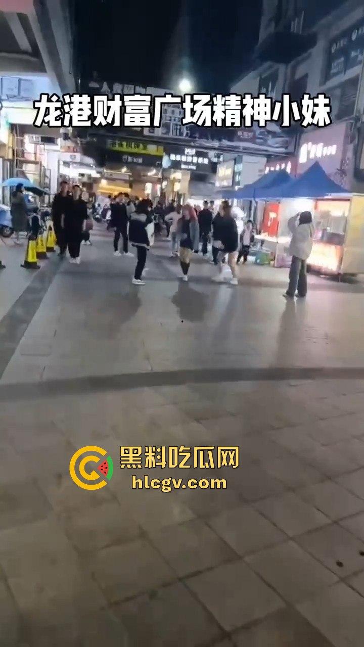 温州龙港财富广场精神小妹街头开打,围观群众看得热闹非凡-2