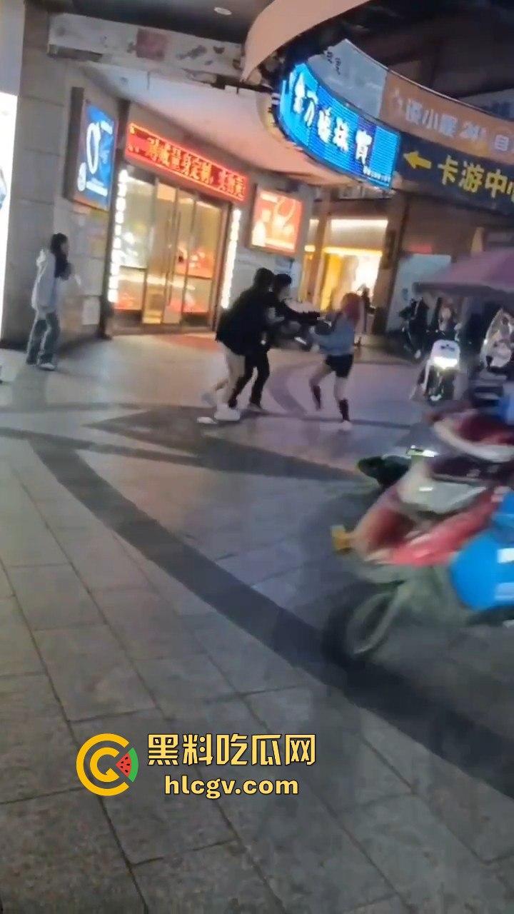 温州龙港财富广场精神小妹街头开打,围观群众看得热闹非凡-3