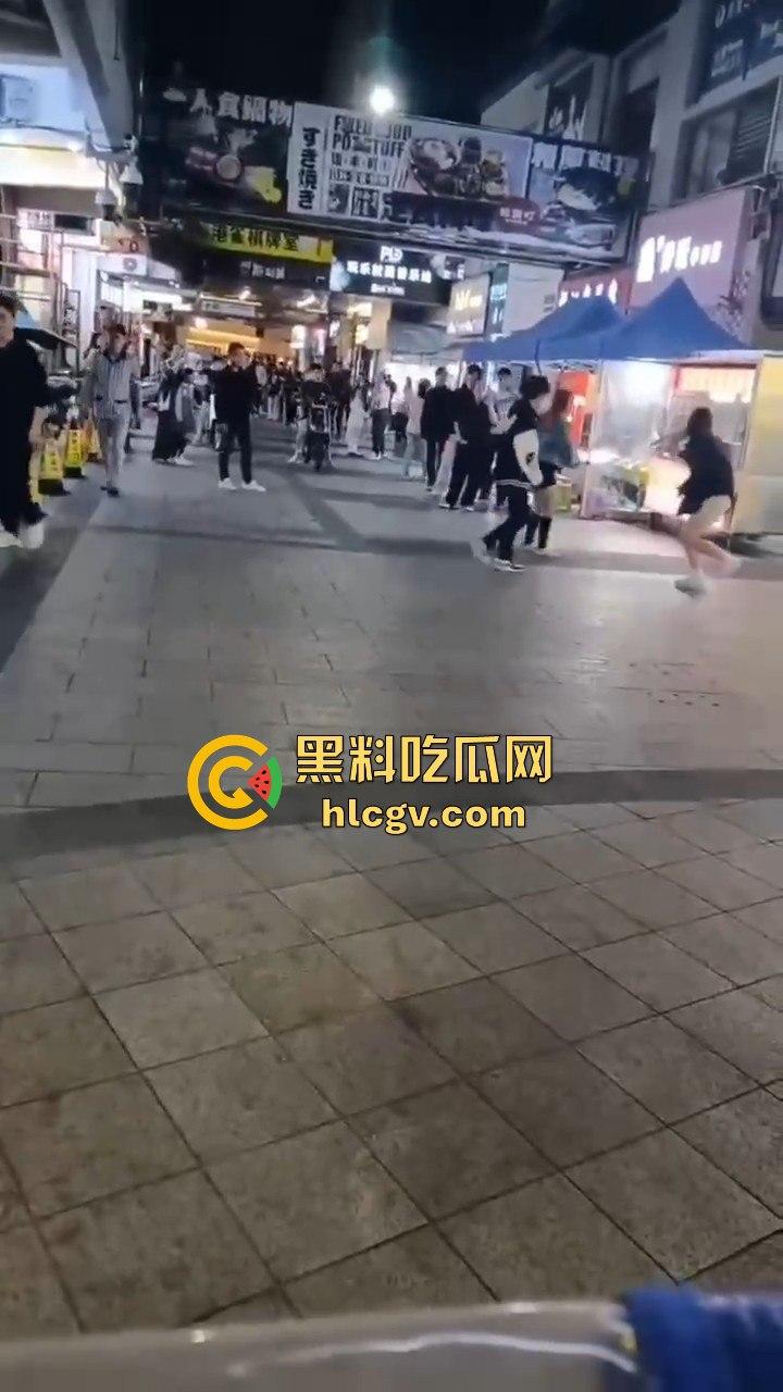 温州龙港财富广场精神小妹街头开打,围观群众看得热闹非凡-4