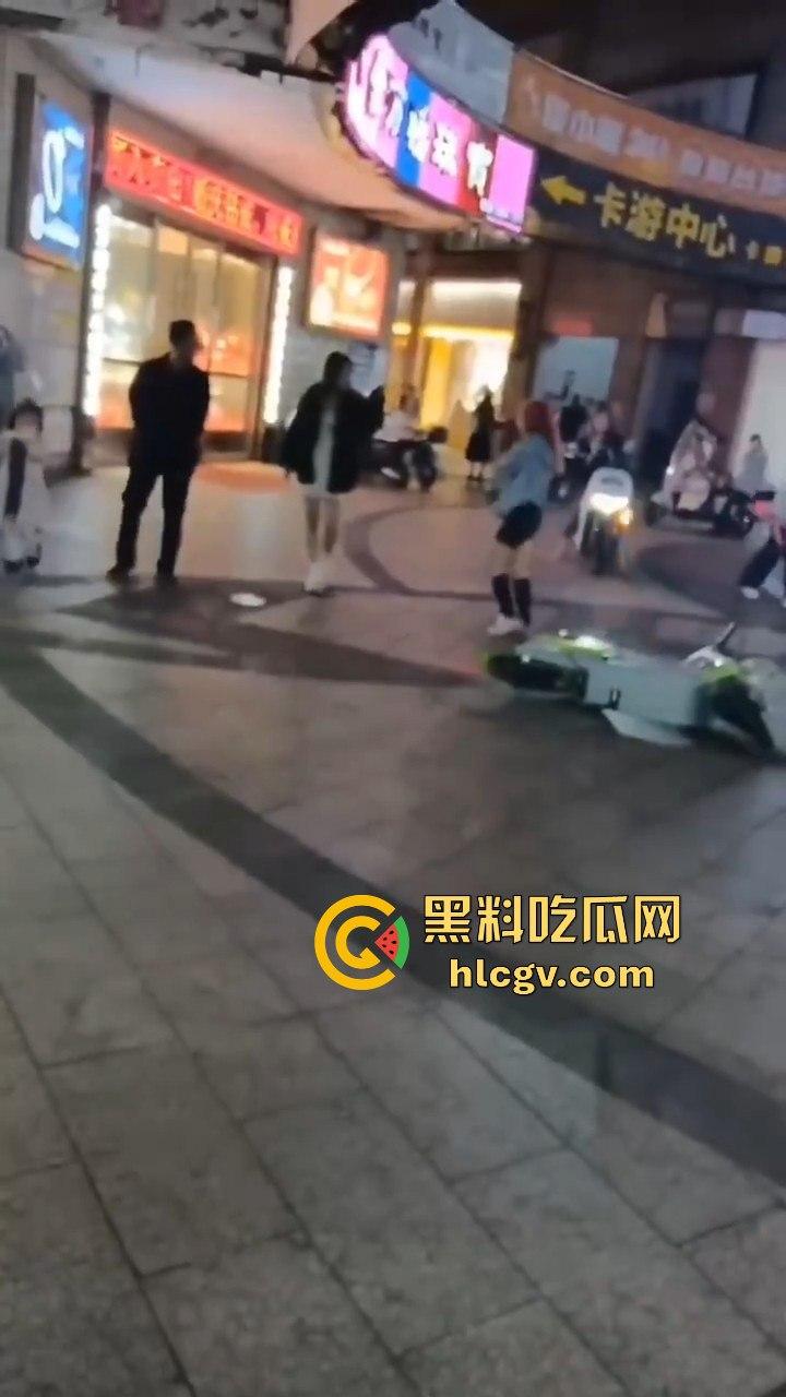 温州龙港财富广场精神小妹街头开打,围观群众看得热闹非凡-5