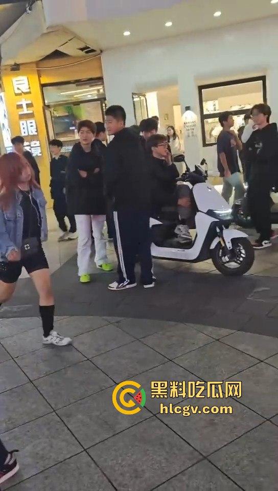 温州龙港财富广场精神小妹街头开打,围观群众看得热闹非凡-6