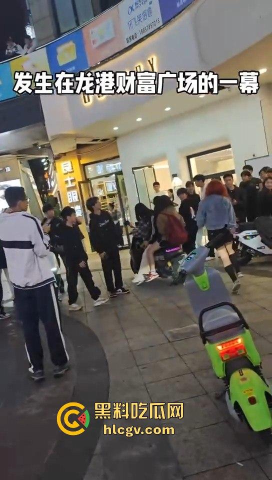 温州龙港财富广场精神小妹街头开打,围观群众看得热闹非凡-7