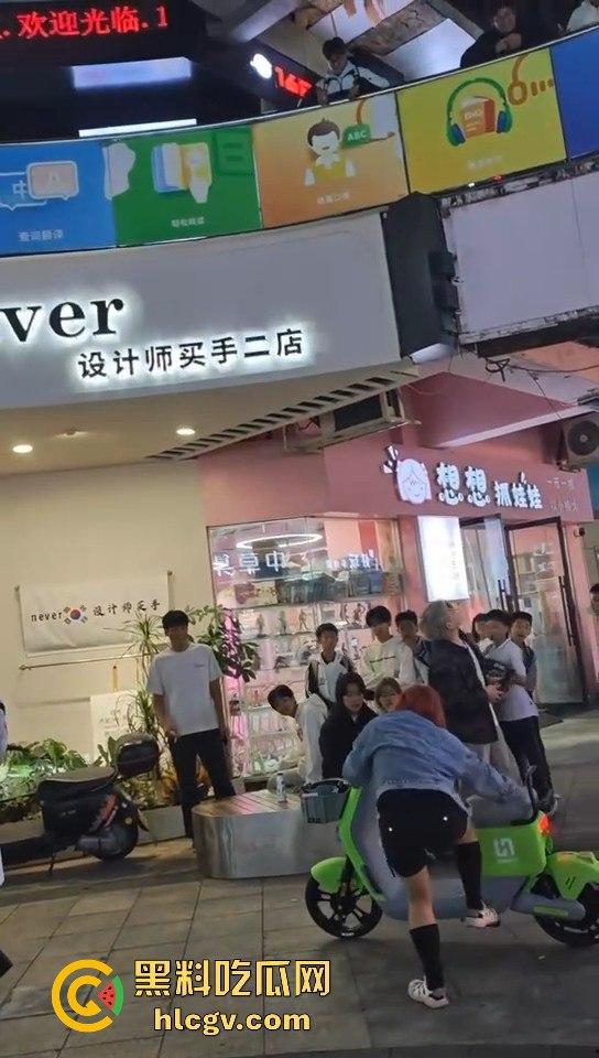 温州龙港财富广场精神小妹街头开打,围观群众看得热闹非凡-9