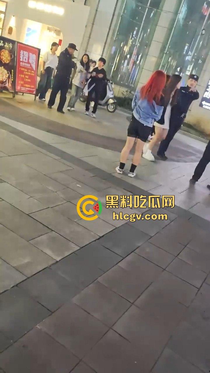 温州龙港财富广场精神小妹街头开打,围观群众看得热闹非凡-10
