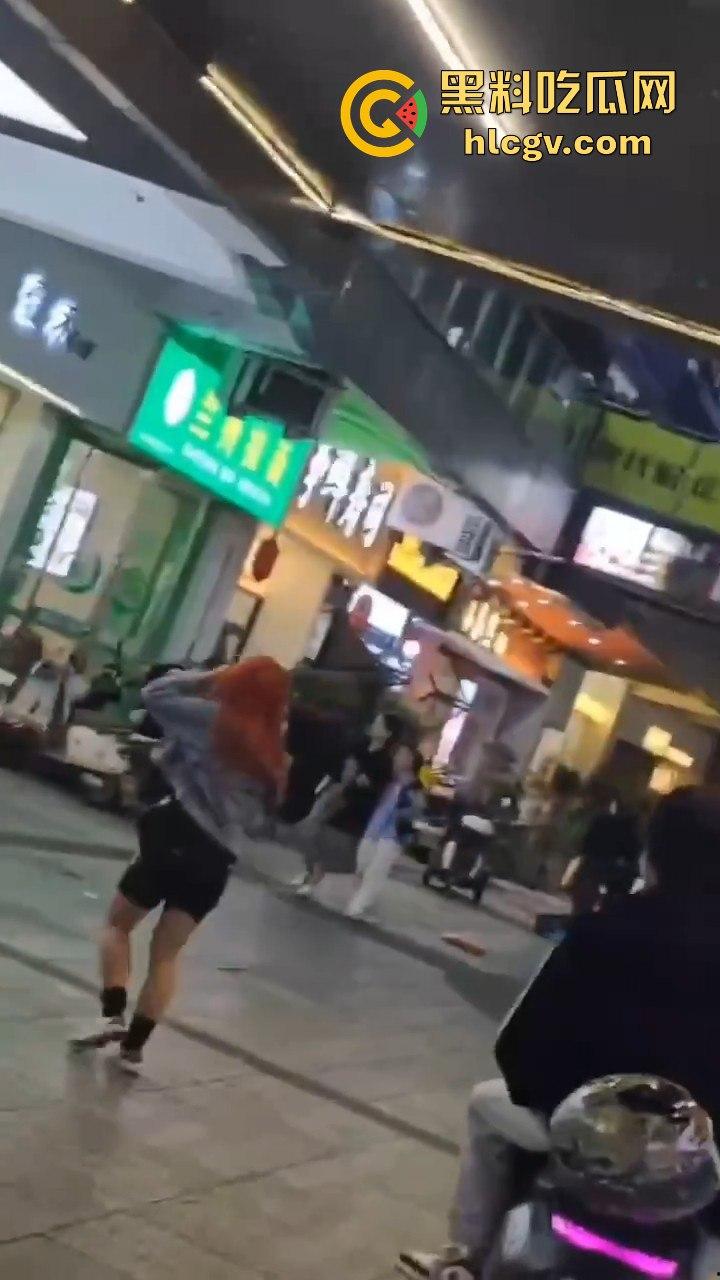 温州龙港财富广场精神小妹街头开打,围观群众看得热闹非凡-11