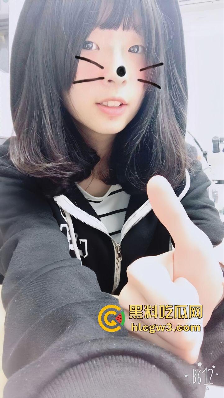 台湾反差学生妹【琳琳】和男友私密照被闺蜜曝光！美颜照骗崩塌，素颜真相丑到不行！-17