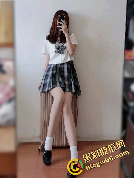 海角半年迷上乱伦，26岁哥馋21岁幼师妹那骚奶肥臀，睡衣晃得想偷拍洗澡照求兄弟们支招！-35