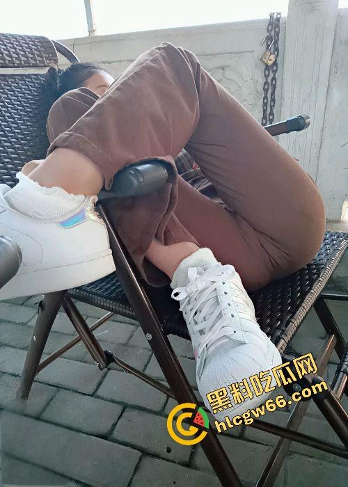 海角半年迷上乱伦，26岁哥馋21岁幼师妹那骚奶肥臀，睡衣晃得想偷拍洗澡照求兄弟们支招！-44