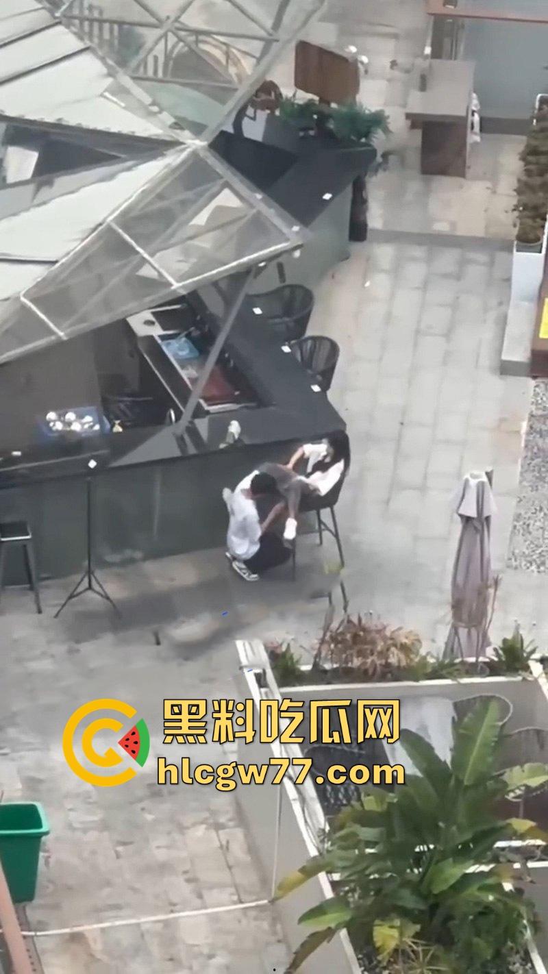 情侣当众发骚！男友大庭广众下给女友抠逼 高潮抽搐视频引爆全网！-4