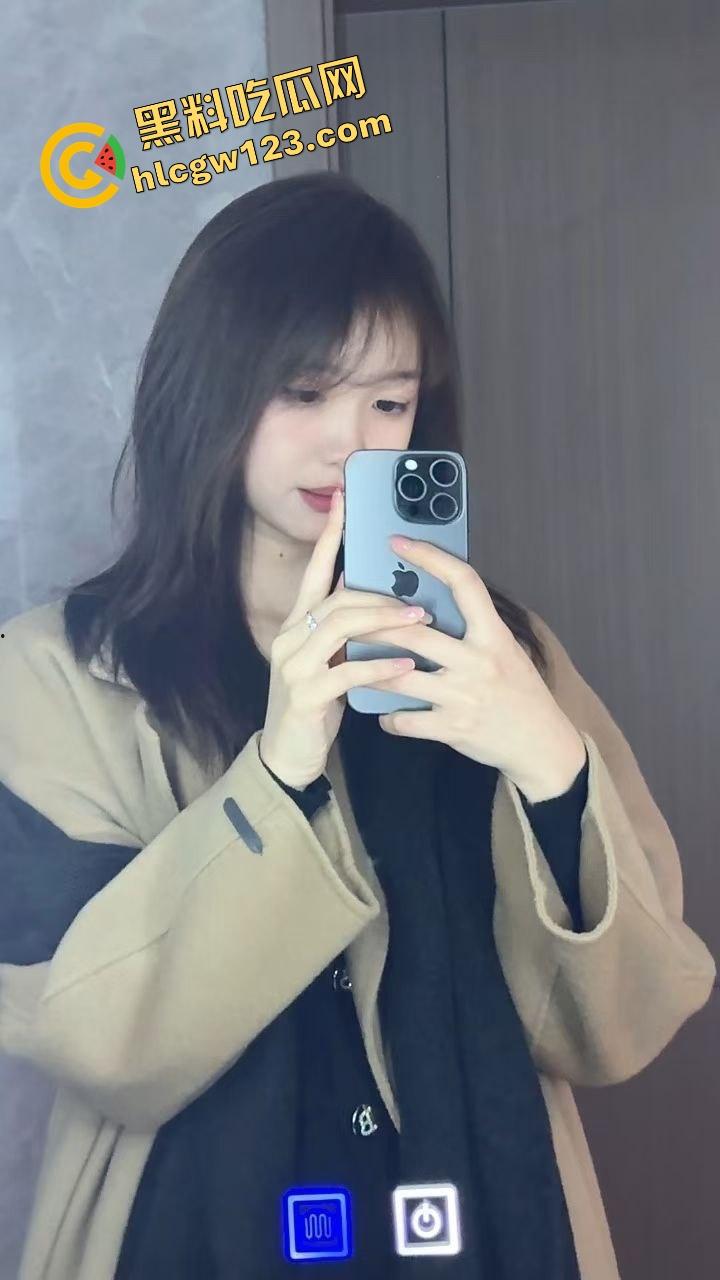 南宁炮王吃姐妹花吃上瘾，双飞两颗奶，鲍鱼拼盘天天不重样奶香鲍滑爽到爆，就是丝袜颜色太拉了！-1