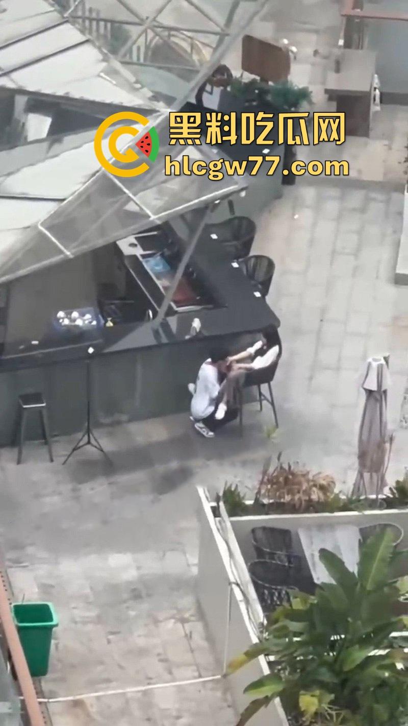 情侣当众发骚！男友大庭广众下给女友抠逼 高潮抽搐视频引爆全网！-6