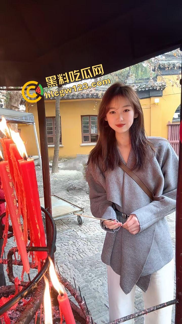 南宁炮王吃姐妹花吃上瘾，双飞两颗奶，鲍鱼拼盘天天不重样奶香鲍滑爽到爆，就是丝袜颜色太拉了！-4