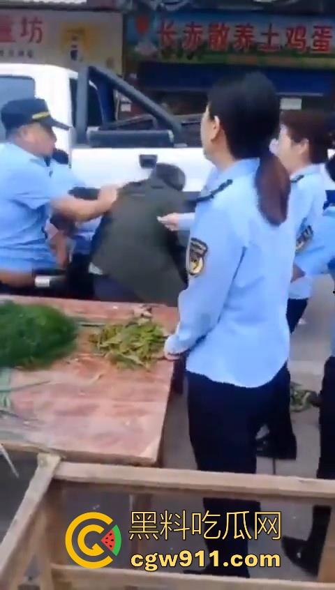 老头因菜市场摆摊和城管发生口角后斗殴！数人暴力执法将老头擒获，有执照的流氓？-2