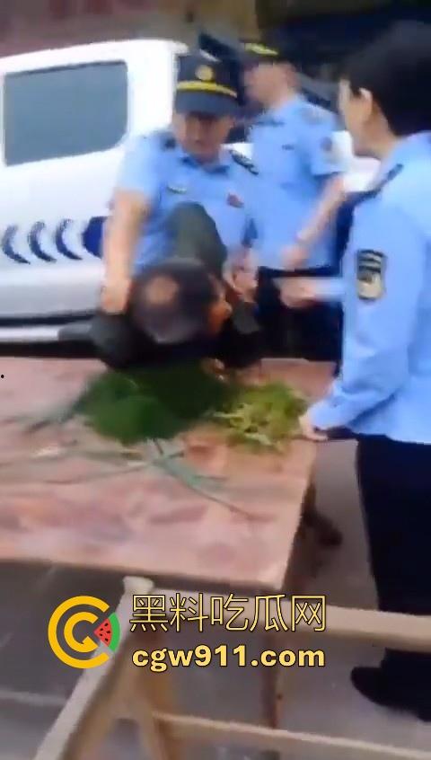 老头因菜市场摆摊和城管发生口角后斗殴！数人暴力执法将老头擒获，有执照的流氓？-5