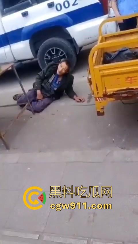 老头因菜市场摆摊和城管发生口角后斗殴！数人暴力执法将老头擒获，有执照的流氓？-8