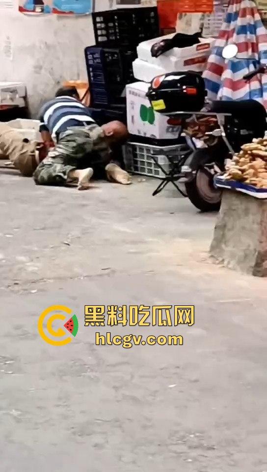 广东菜市场两个加起来100岁的大爷大妈打得不亦乐乎！年纪不小了火气还挺大！-8