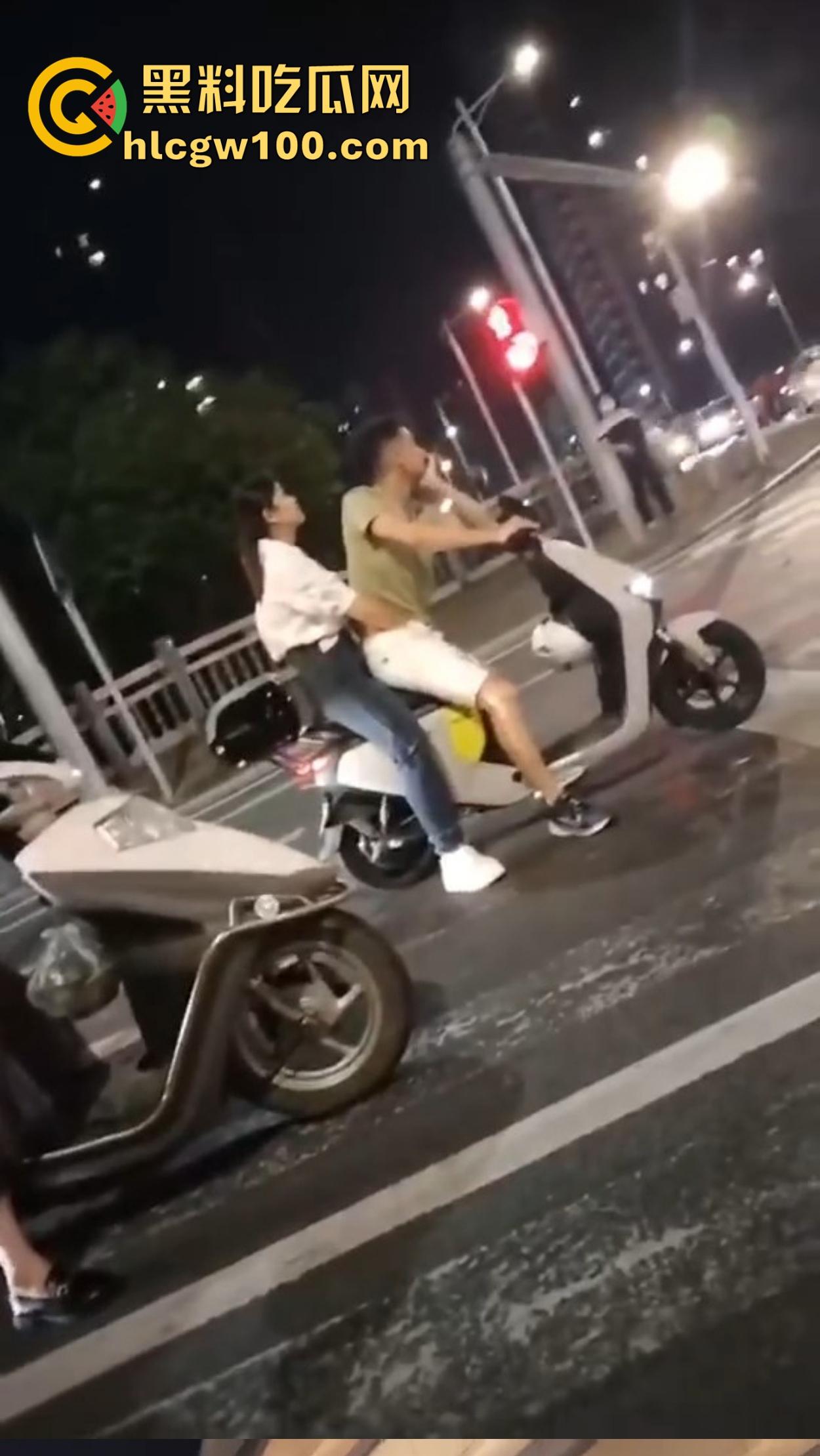 杜卡迪V4保时捷911都不如小牛电动车有排面？毕竟是黄毛精神小妹的专属神车，吃过的逼比你吃过的饭还多！-2