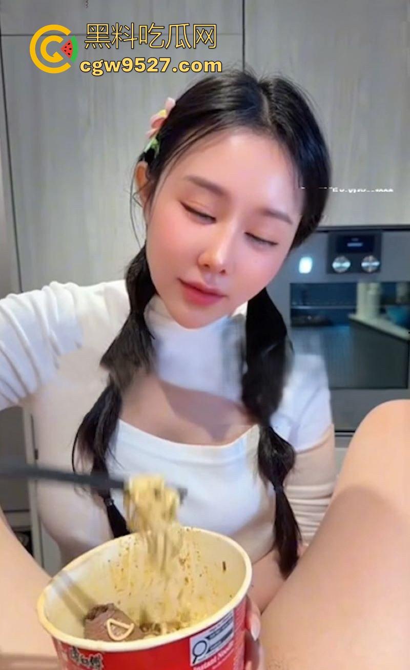 极品性感博主【汐梦瑶】化身吃播主播，品尝红烧牛肉鸡巴面，露脸口交吞精，调料包泡鸡吧超淫荡！-1