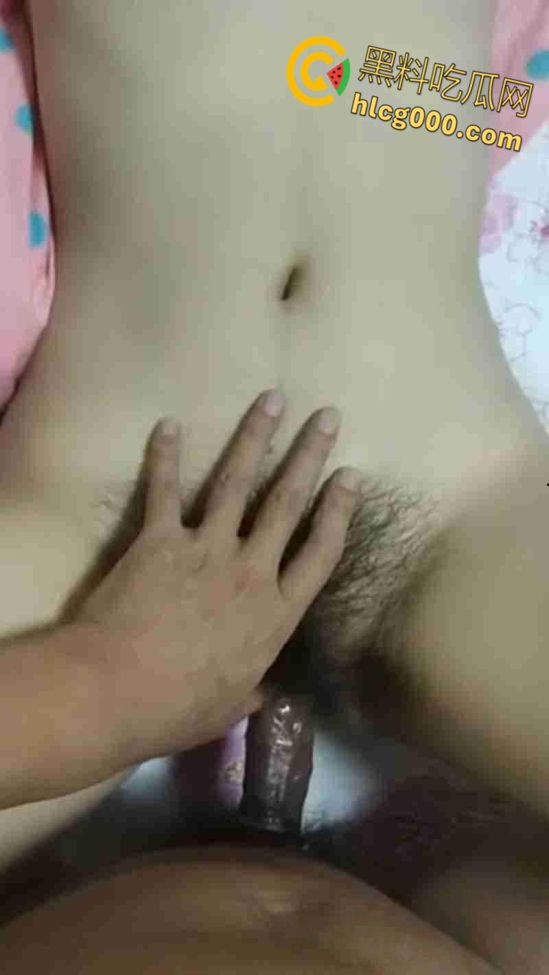 武汉东西湖人妻【胡丽】，出轨地铁司机老公，少妇逼毛旺盛淫水超多，约炮大屌猛操骚逼，表情销魂淫荡！-8