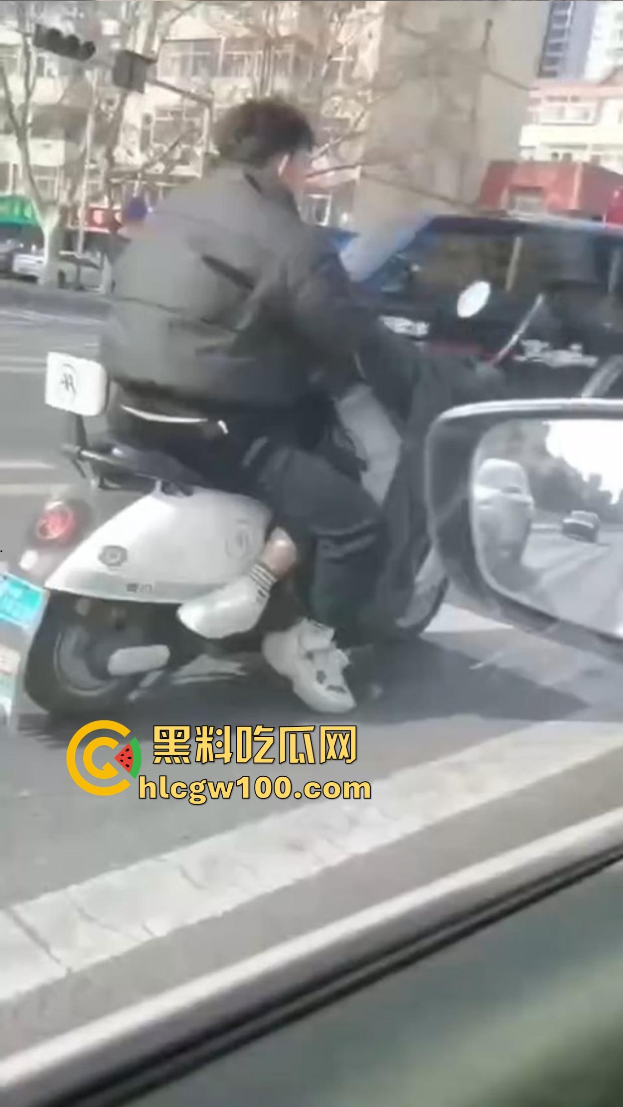 杜卡迪V4保时捷911都不如小牛电动车有排面？毕竟是黄毛精神小妹的专属神车，吃过的逼比你吃过的饭还多！-13