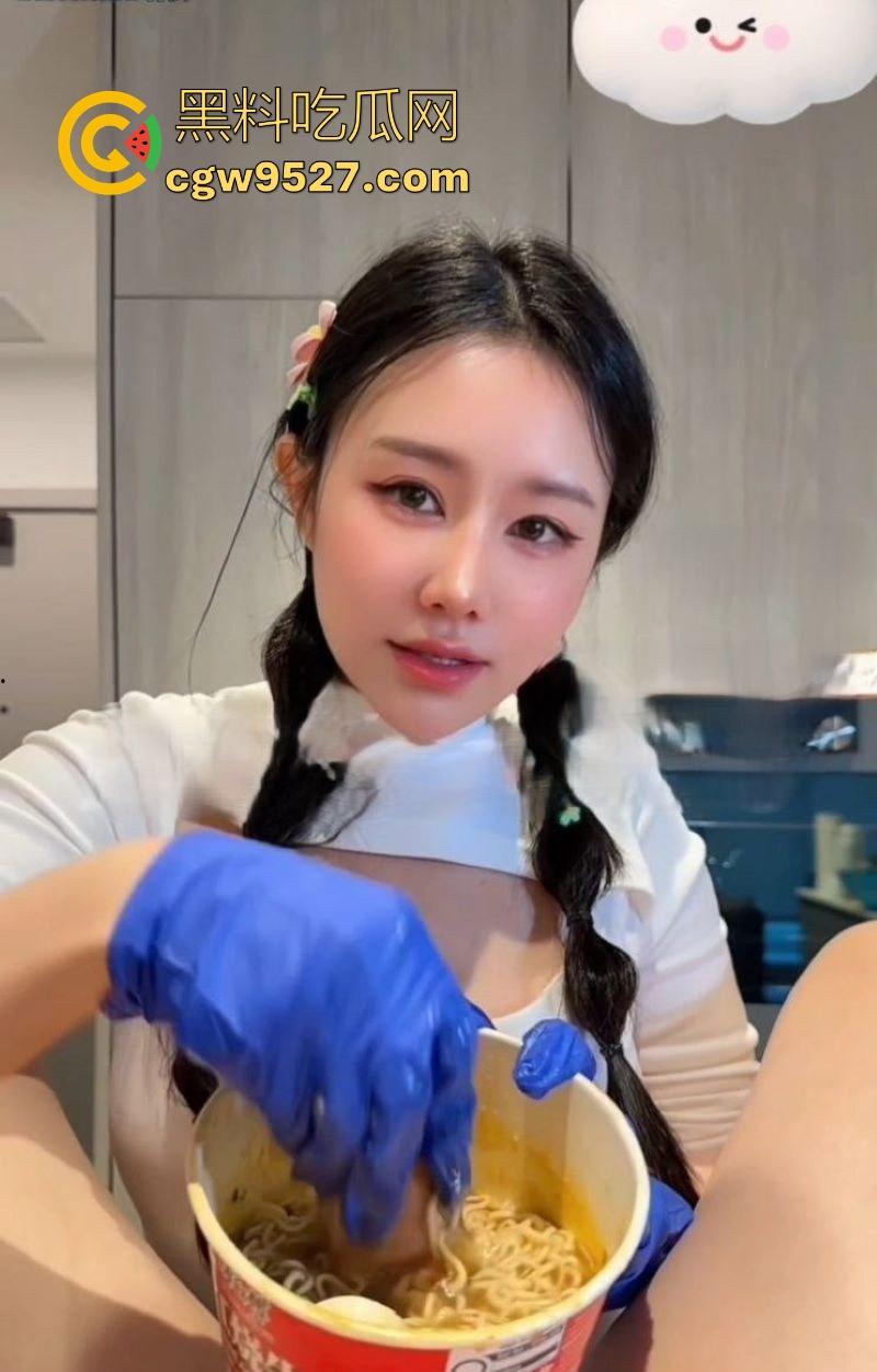 极品性感博主【汐梦瑶】化身吃播主播，品尝红烧牛肉鸡巴面，露脸口交吞精，调料包泡鸡吧超淫荡！-4