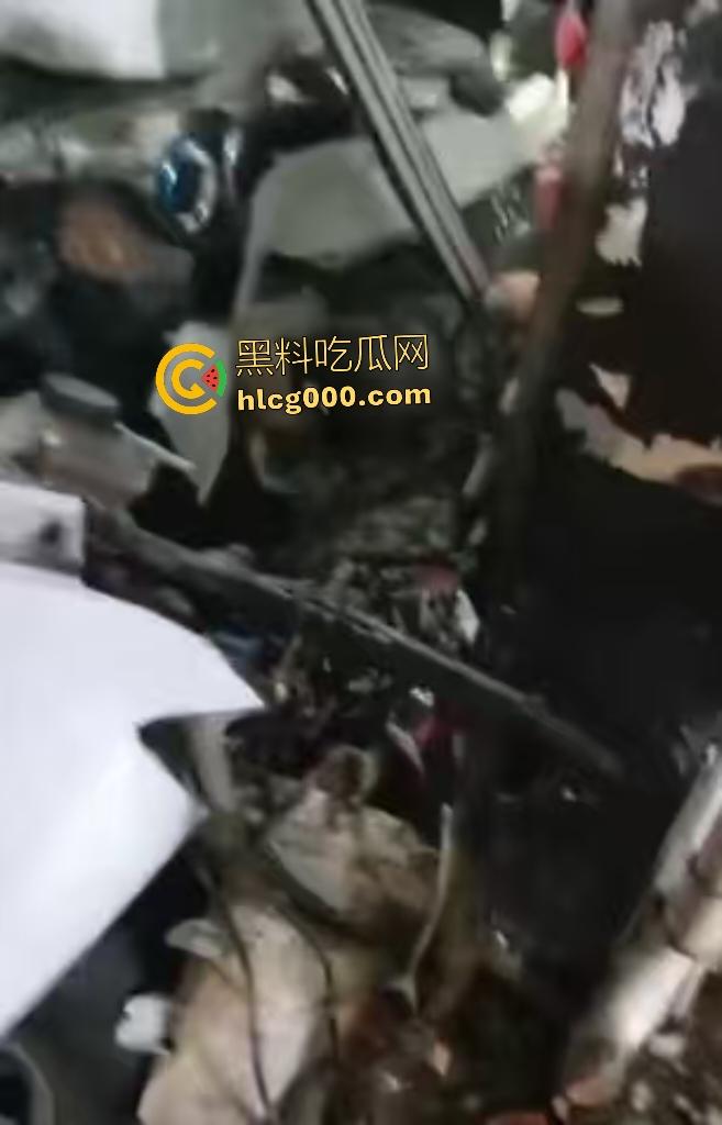 温州轿车化身死神冲撞！店铺崩塌老翁直接血溅断肢，医生来了摸脖子都说没救了！-2
