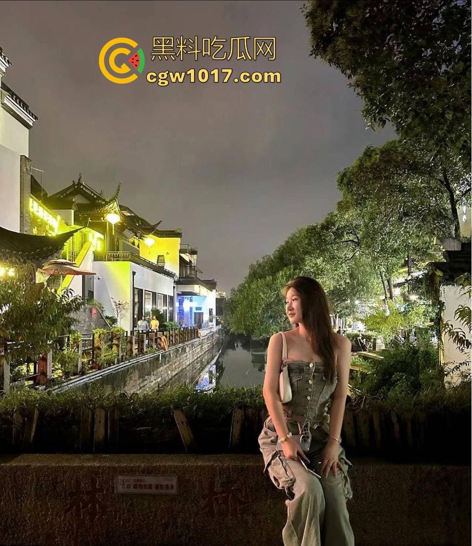 南昌骚逼母狗【刘雯幸】被男朋友调教得彻底沦陷,各种露脸性爱大挑战,骚逼被操得以黑成木炭!-1