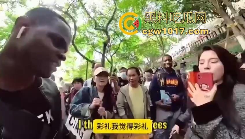 非洲黑猩猩挑战来中国相亲,没彩礼没样貌纯靠大屌跟黑皮肤加持,万万没想到啊,真有骚逼马桶排队送温暖啊!-4