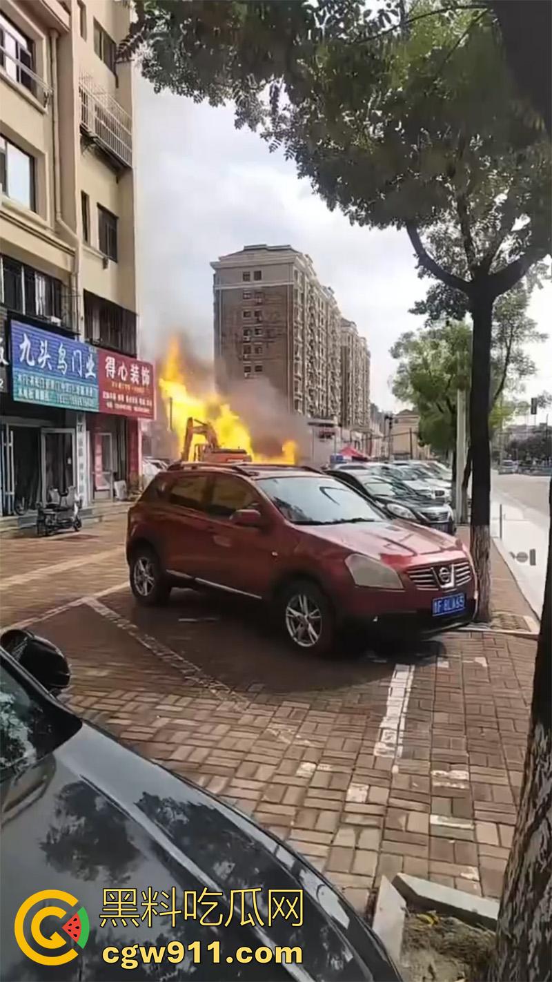 山东烟台燃气管道泄露,福山区北三路汇福街,因施工导致燃气管道破裂,现场大火冲天!-1