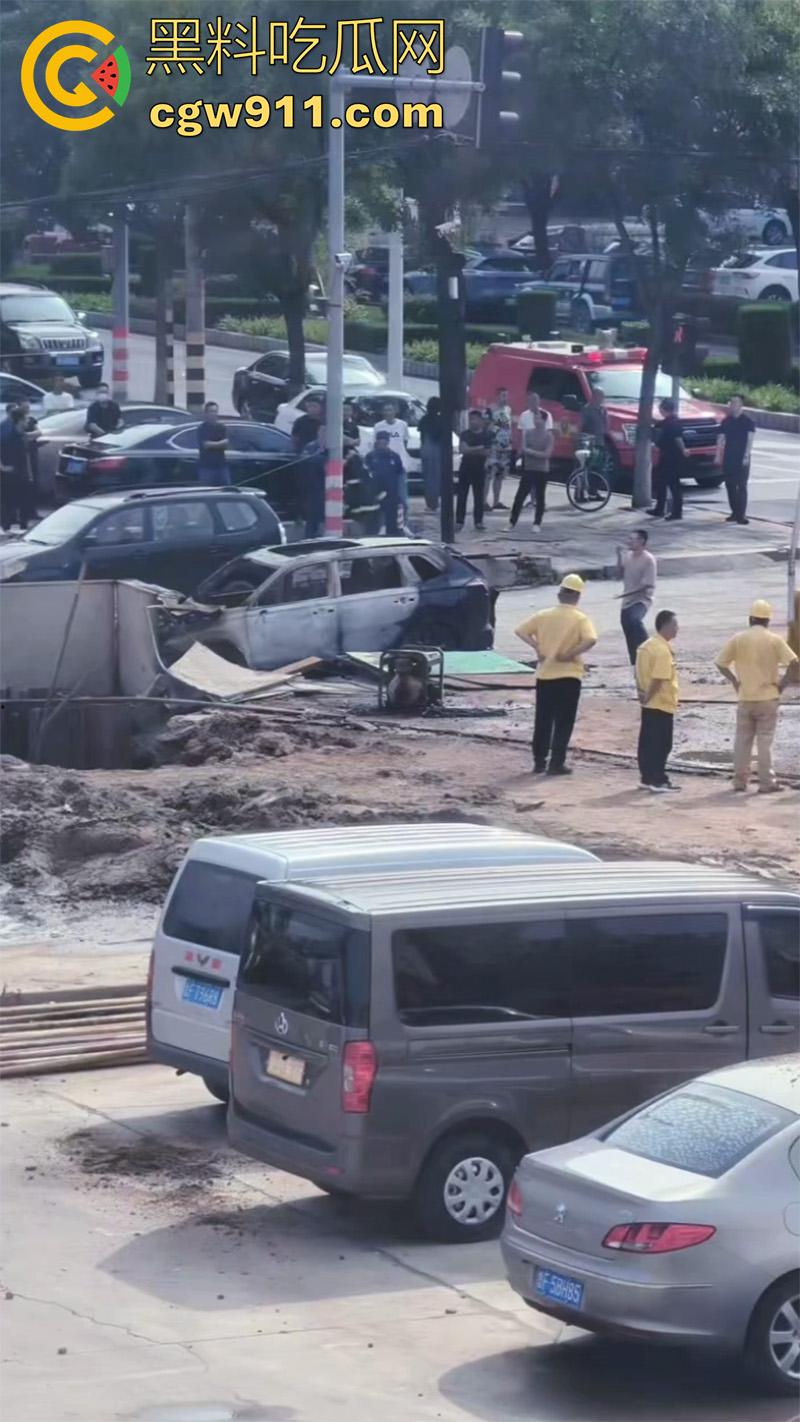 山东烟台燃气管道泄露,福山区北三路汇福街,因施工导致燃气管道破裂,现场大火冲天!-7