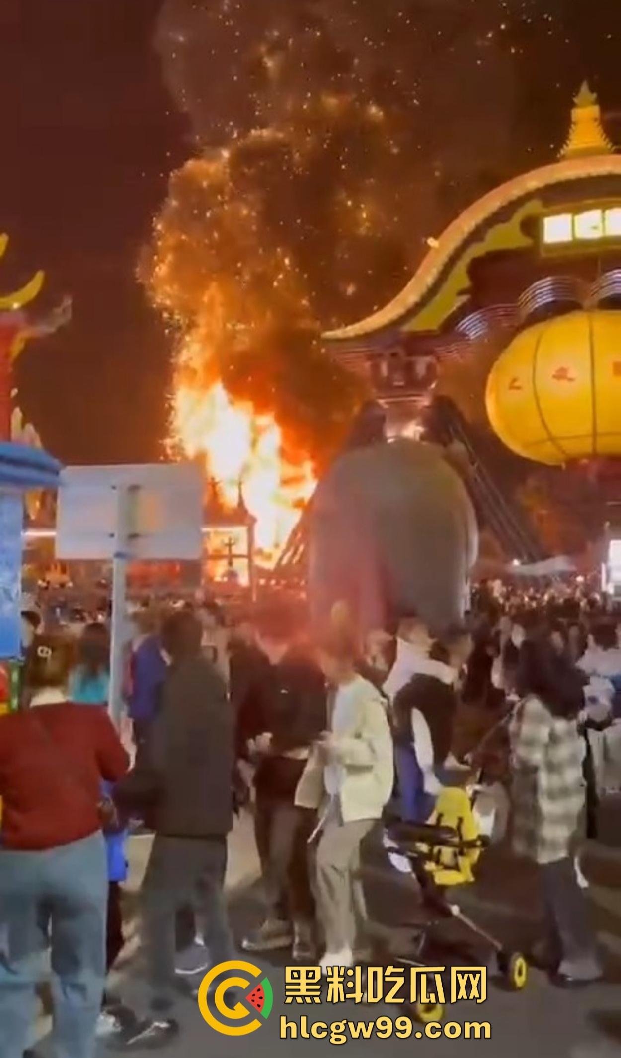南宁除夕夜打铁花表演现场突发大火 观众还以为是特效 结果真烧起来了！-5
