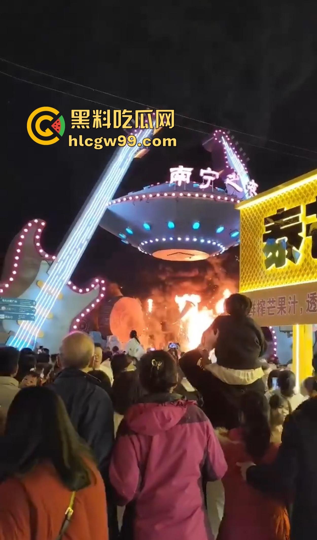 南宁除夕夜打铁花表演现场突发大火 观众还以为是特效 结果真烧起来了！-12