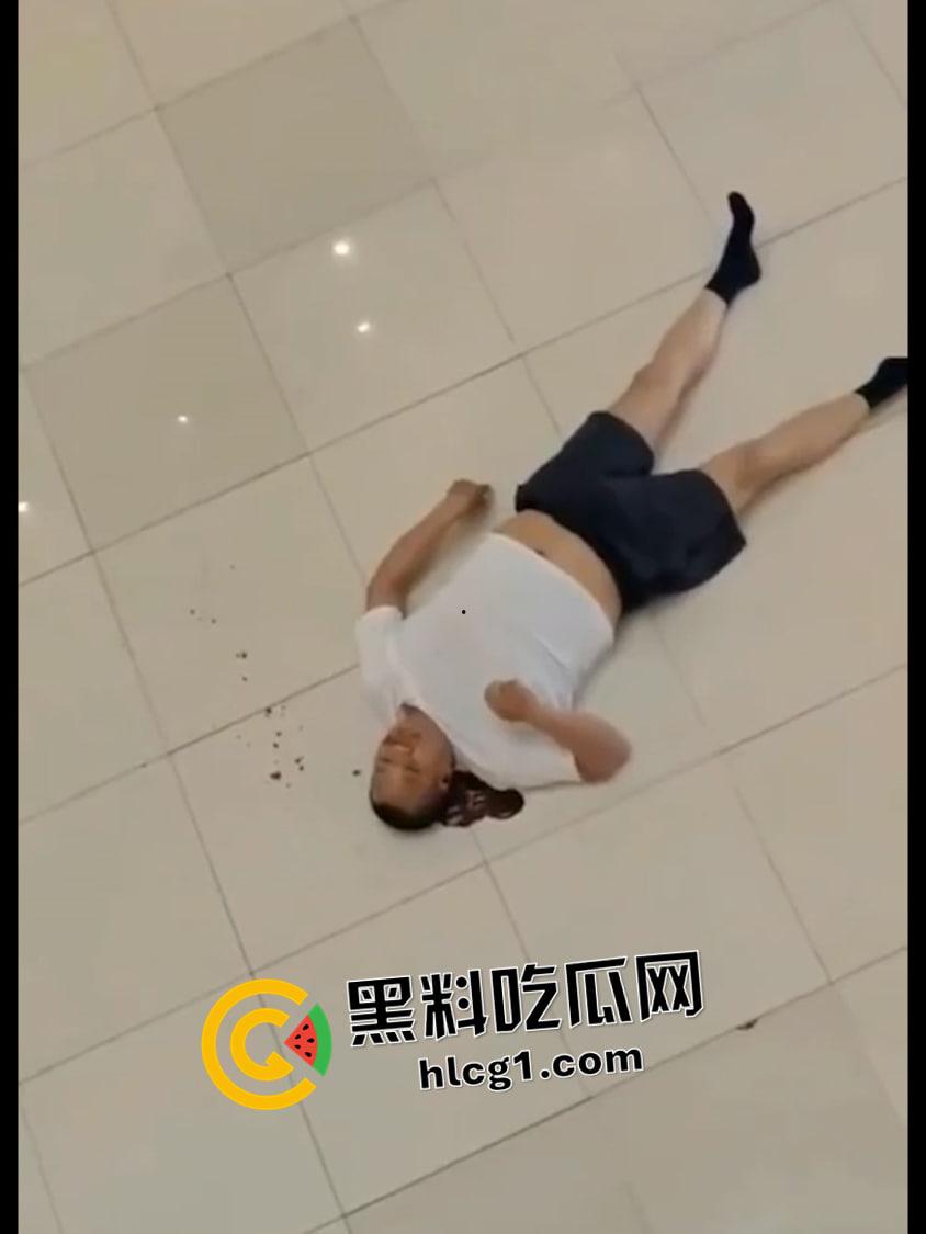 保定万博广场 三天两跳 都直接摔死  现场血腥视频流出-5