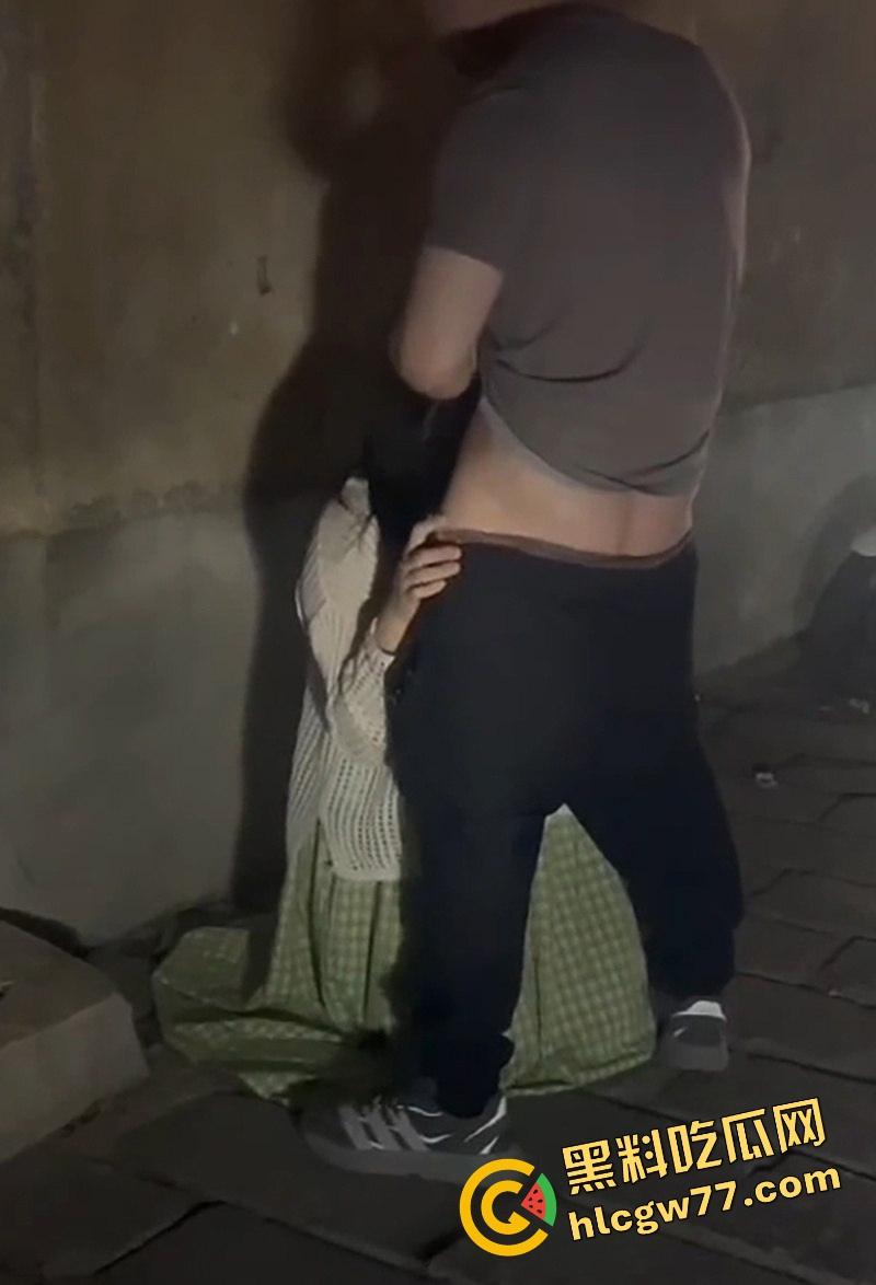 青州古城活春宫现场曝光，古风绿裙女深巷口跪舔鸡巴，男的边让口边跟路人唠嗑，路人全程狂拍！-9