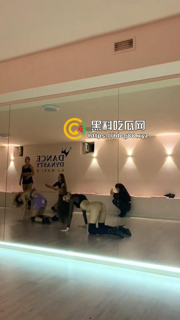 洋马外围下面光着练腰扭屁股，全自动操机啪啪炸，一般鸡巴顶不住进去就是秒，怪不得2次起步！-4