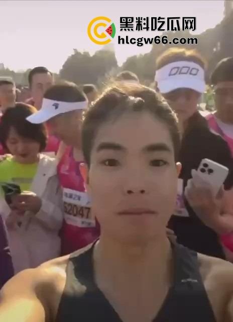 无锡马拉松直播变出轨大赏？远光软件董事长陈利浩牵手人妻边跑边秀恩爱，全国人民抖音围观奸夫淫妇！-6