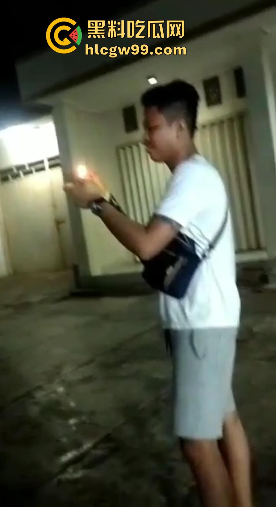 恐怖！烟花燃放失败案例又添一，这么大威力的你也敢手持呀！前面笑嘻嘻后面手都被炸烂。-2