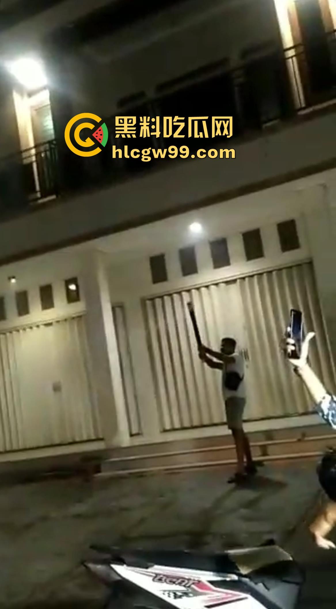 恐怖！烟花燃放失败案例又添一，这么大威力的你也敢手持呀！前面笑嘻嘻后面手都被炸烂。-5