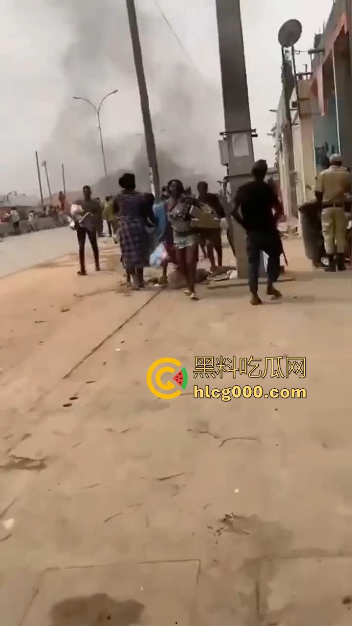 安哥拉华人商铺遭受零元购，当地黑哥满载而归，一大群人疯抢中国商品，还得是黑哥的优良传统！-3
