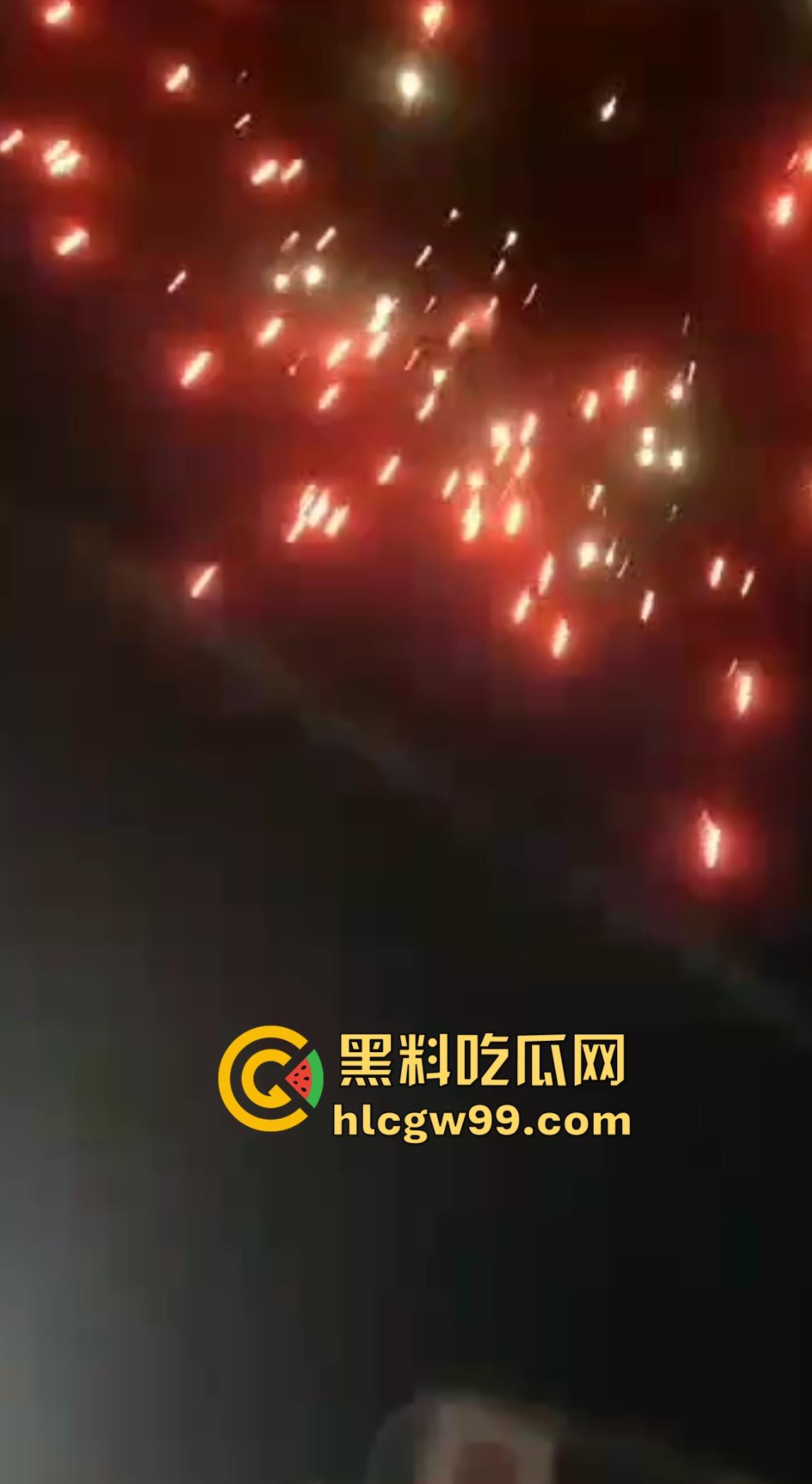 恐怖！烟花燃放失败案例又添一，这么大威力的你也敢手持呀！前面笑嘻嘻后面手都被炸烂。-6