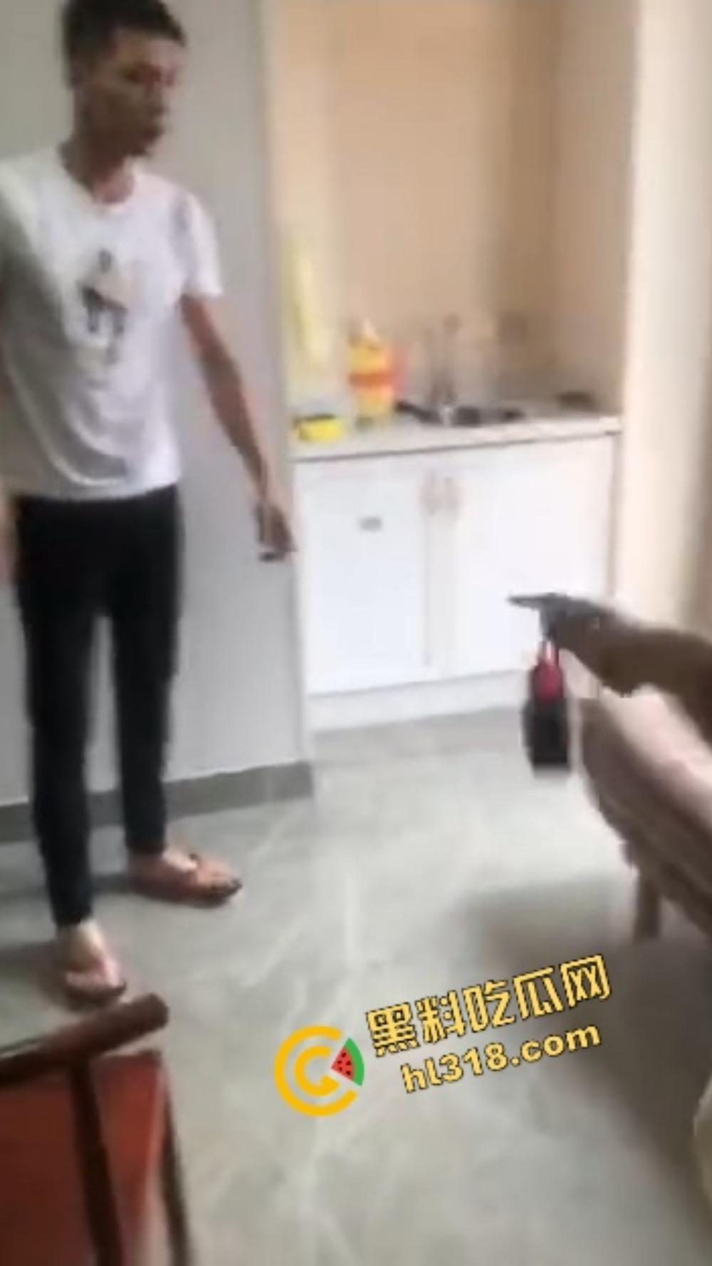 烟台狠女大战小三,上来一鞭腿、锁喉薅头发,正宫暴力值直接拉满,小三当场认怂!-7