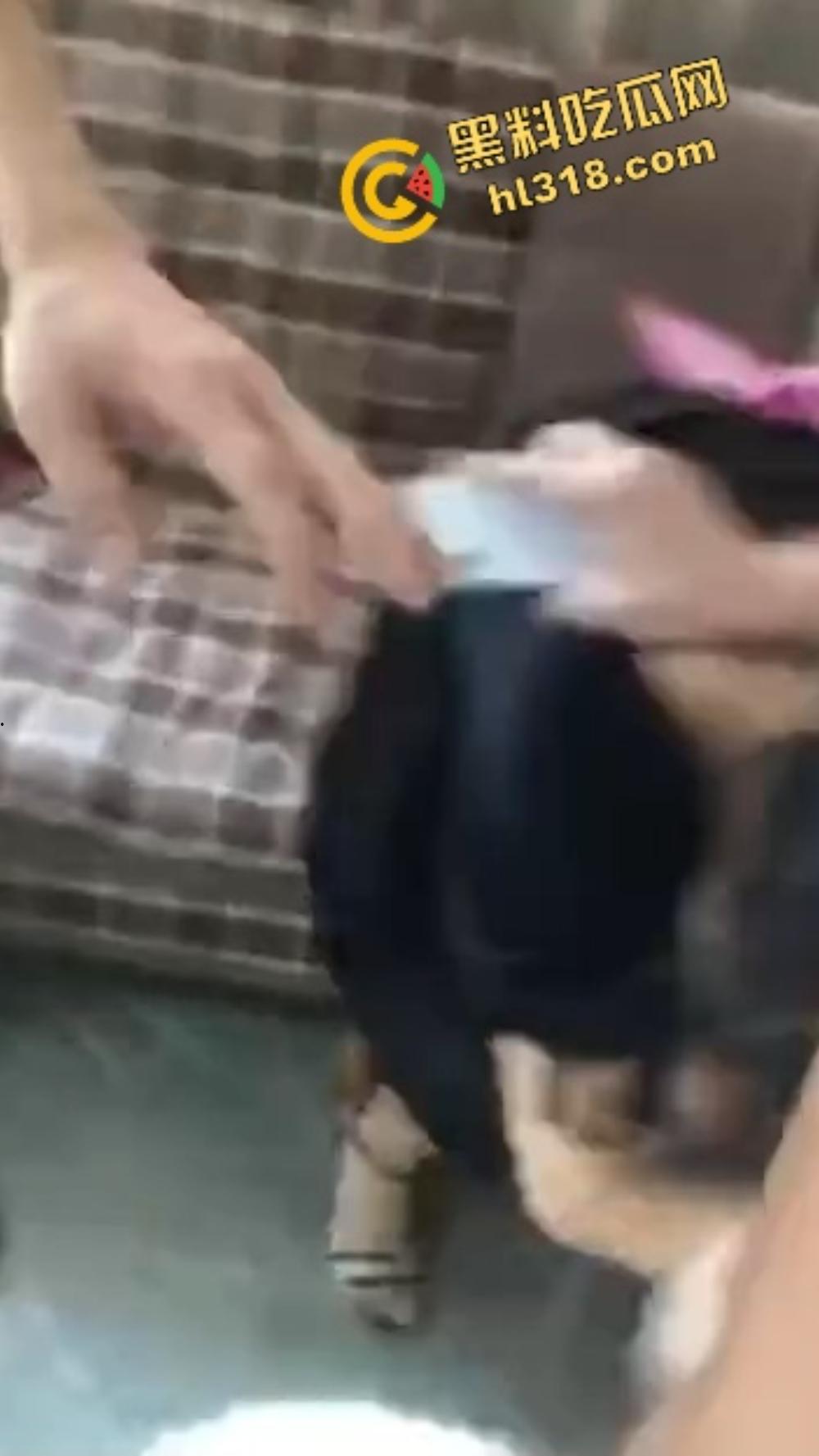 烟台狠女大战小三,上来一鞭腿、锁喉薅头发,正宫暴力值直接拉满,小三当场认怂!-8