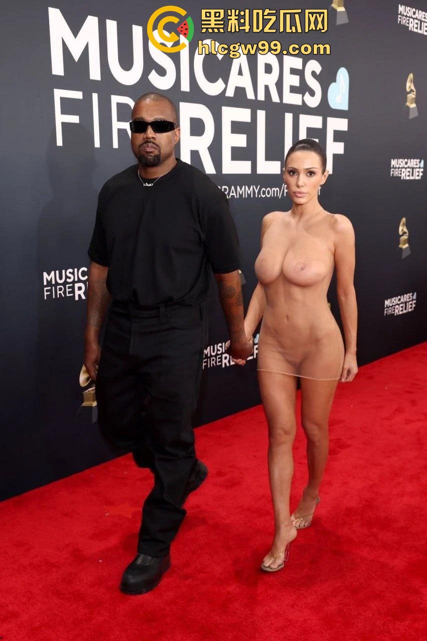 侃爷的老婆在格莱美颁奖典礼造型曝光，一次比一次严重了，基本全裸了，这是侃爷有绿帽倾向还是比安卡有暴露癖？-1