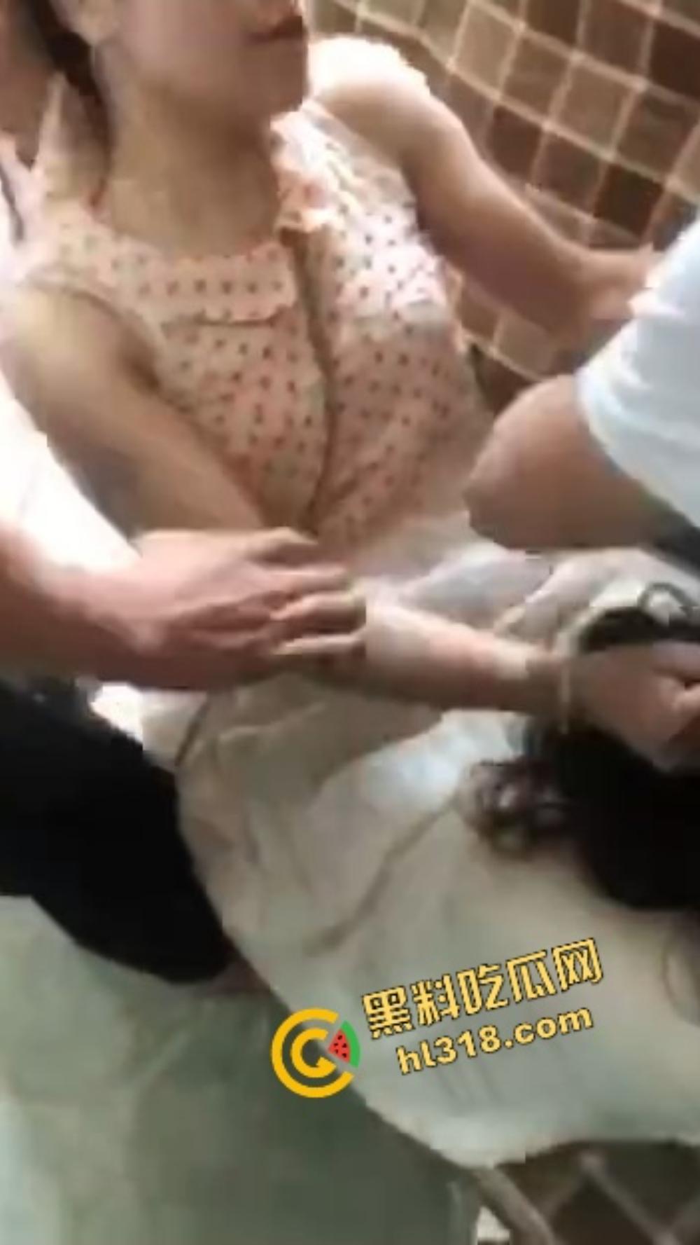 烟台狠女大战小三,上来一鞭腿、锁喉薅头发,正宫暴力值直接拉满,小三当场认怂!-13