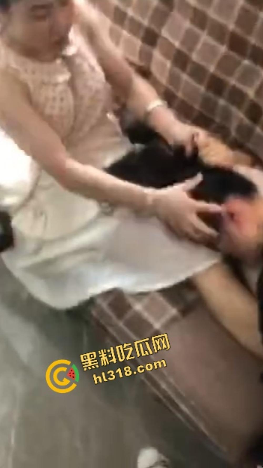 烟台狠女大战小三,上来一鞭腿、锁喉薅头发,正宫暴力值直接拉满,小三当场认怂!-14