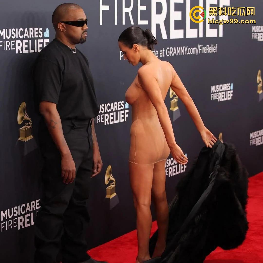 侃爷的老婆在格莱美颁奖典礼造型曝光，一次比一次严重了，基本全裸了，这是侃爷有绿帽倾向还是比安卡有暴露癖？-9
