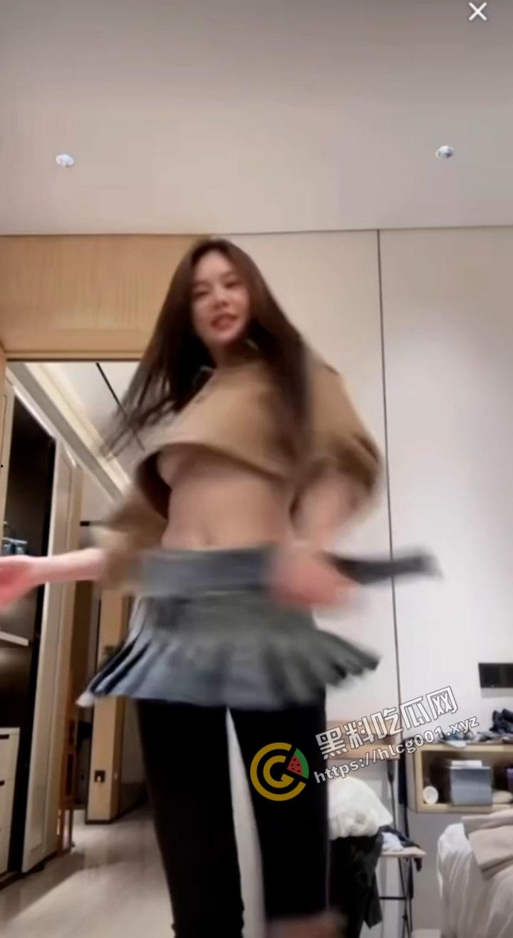 电影《追龙2》女主角【邱意浓】抖音直播擦边球，真空模仿张元英扭胯，大奶子是真不小啊！-6