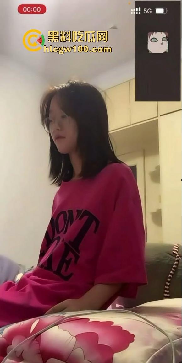 湖南长沙学院清纯大一学妹【朱颜丽】金主调教视频流出，揉胸自慰展示苗条身材，这反差绝了全网疯传！！-10