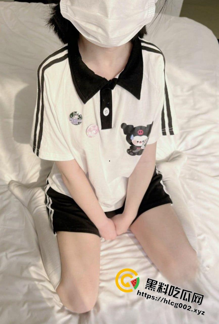 我的大一反差小母狗穿着无弹力短丝袜为我足交！最后啪啪后入她鲜嫩的肉穴！真爽啊！-2